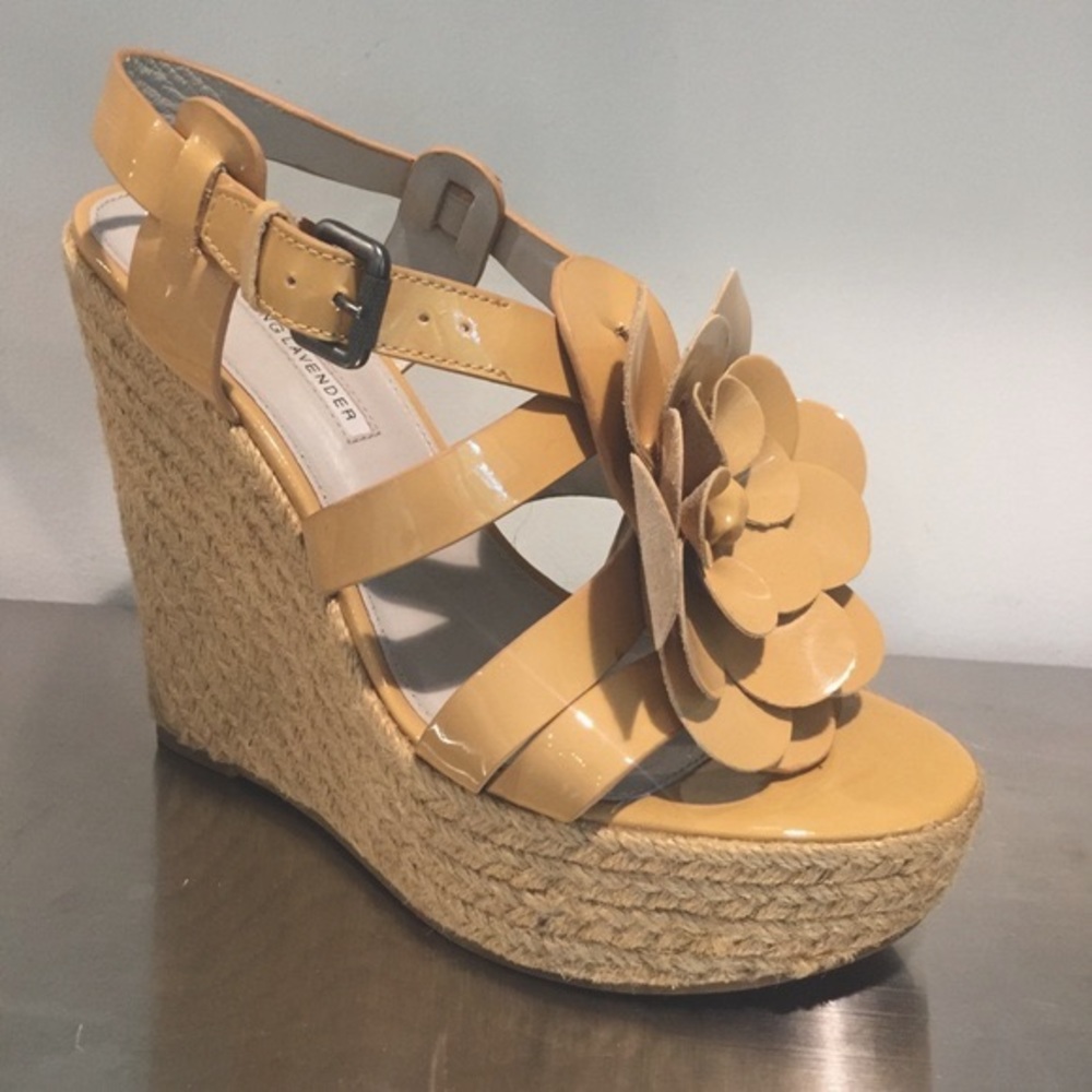 Vera Wang Lavendar Wedges - size 8 - nude